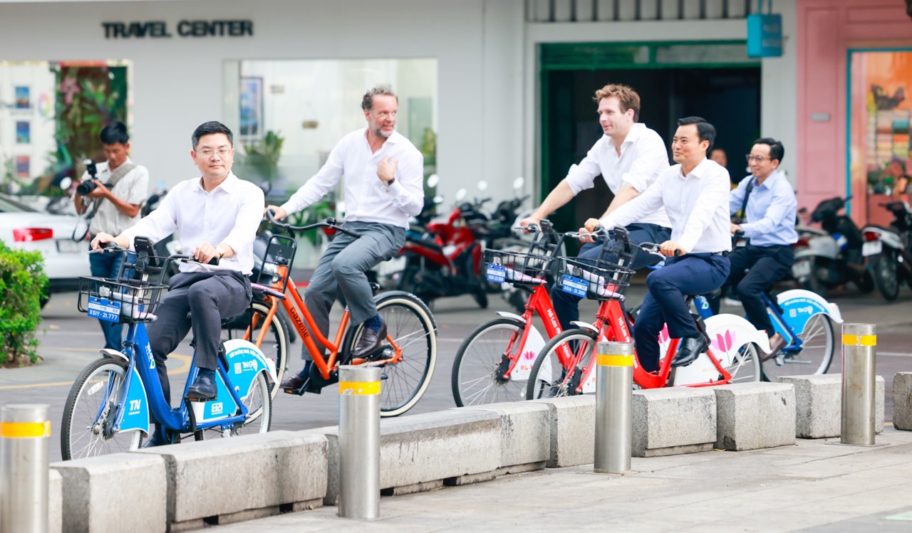 Lãnh đạo TP.HCM và Phó thị trưởng TP Rotterdam đạp xe quanh phố Nguyễn Huệ- Ảnh 6.