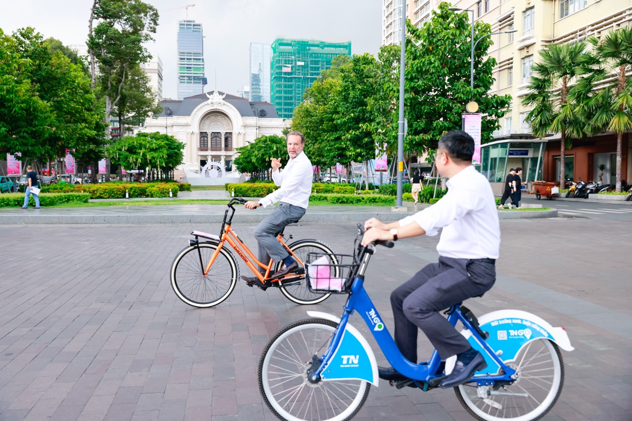 Lãnh đạo TP.HCM và Phó thị trưởng TP Rotterdam đạp xe quanh phố Nguyễn Huệ- Ảnh 8.