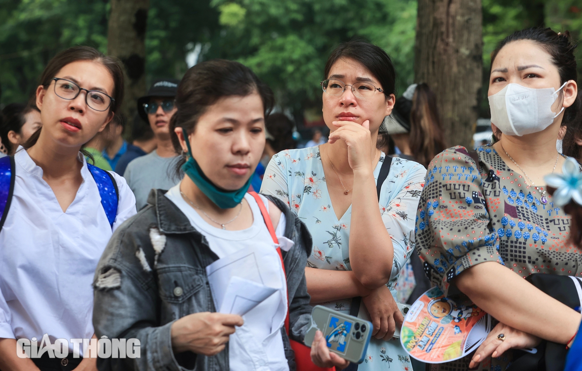 Quá căng thẳng, thí sinh bật khóc, những cái ôm "tiếp lửa" cho sĩ tử Hà Nội thi vào lớp 10- Ảnh 11.