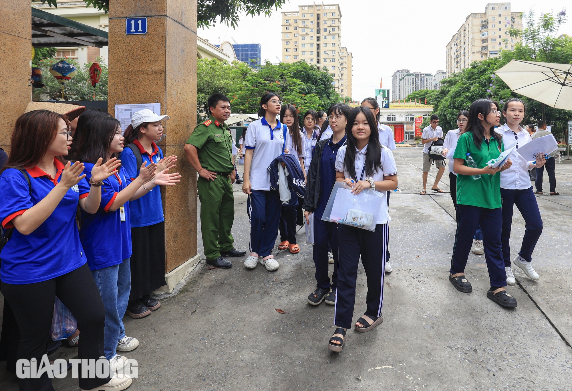 Ngày đầu "vượt vũ môn": Nhiều sĩ tử Hà Nội vỡ oà cảm xúc sau khi rời phòng thi- Ảnh 4.