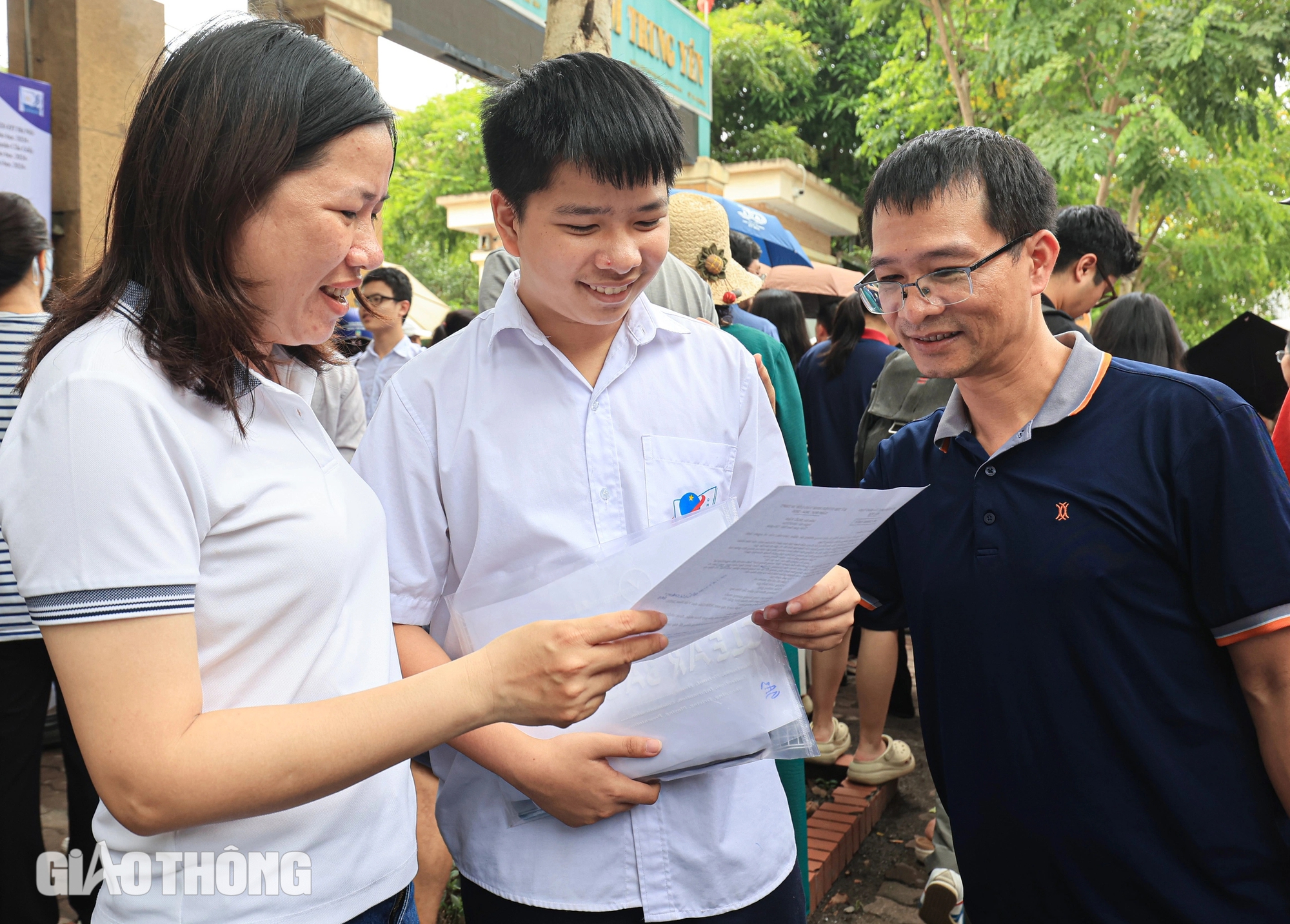 Ngày đầu "vượt vũ môn": Nhiều sĩ tử Hà Nội vỡ oà cảm xúc sau khi rời phòng thi- Ảnh 5.