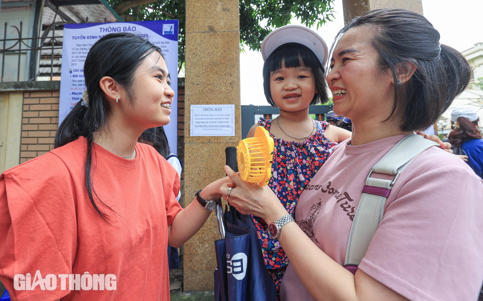 Ngày đầu "vượt vũ môn": Nhiều sĩ tử Hà Nội vỡ oà cảm xúc sau khi rời phòng thi- Ảnh 6.