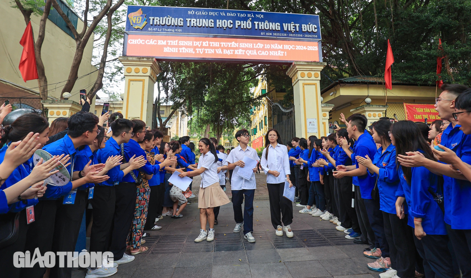 Ngày đầu "vượt vũ môn": Nhiều sĩ tử Hà Nội vỡ oà cảm xúc sau khi rời phòng thi- Ảnh 7.