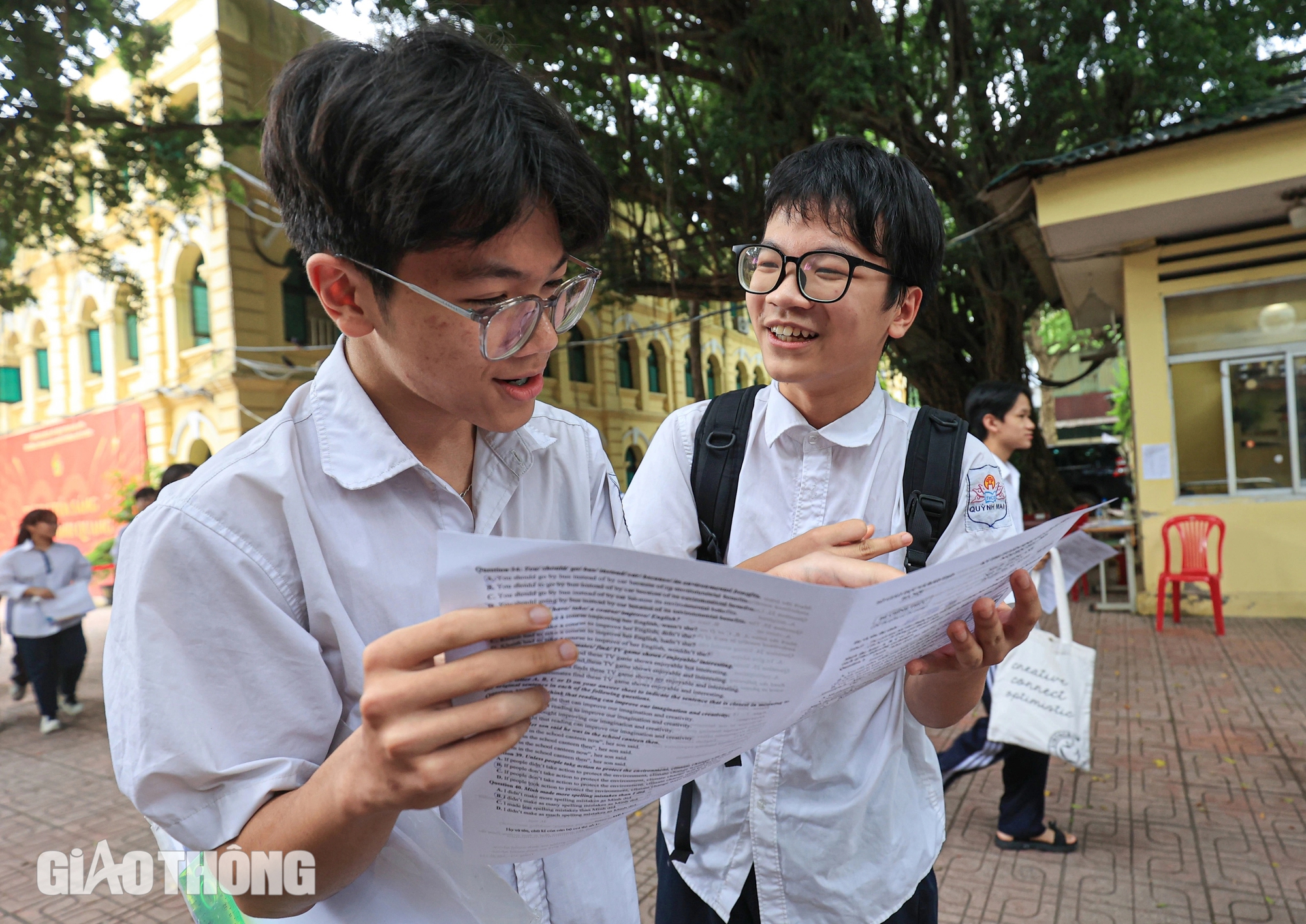 Ngày đầu "vượt vũ môn": Nhiều sĩ tử Hà Nội vỡ oà cảm xúc sau khi rời phòng thi- Ảnh 8.