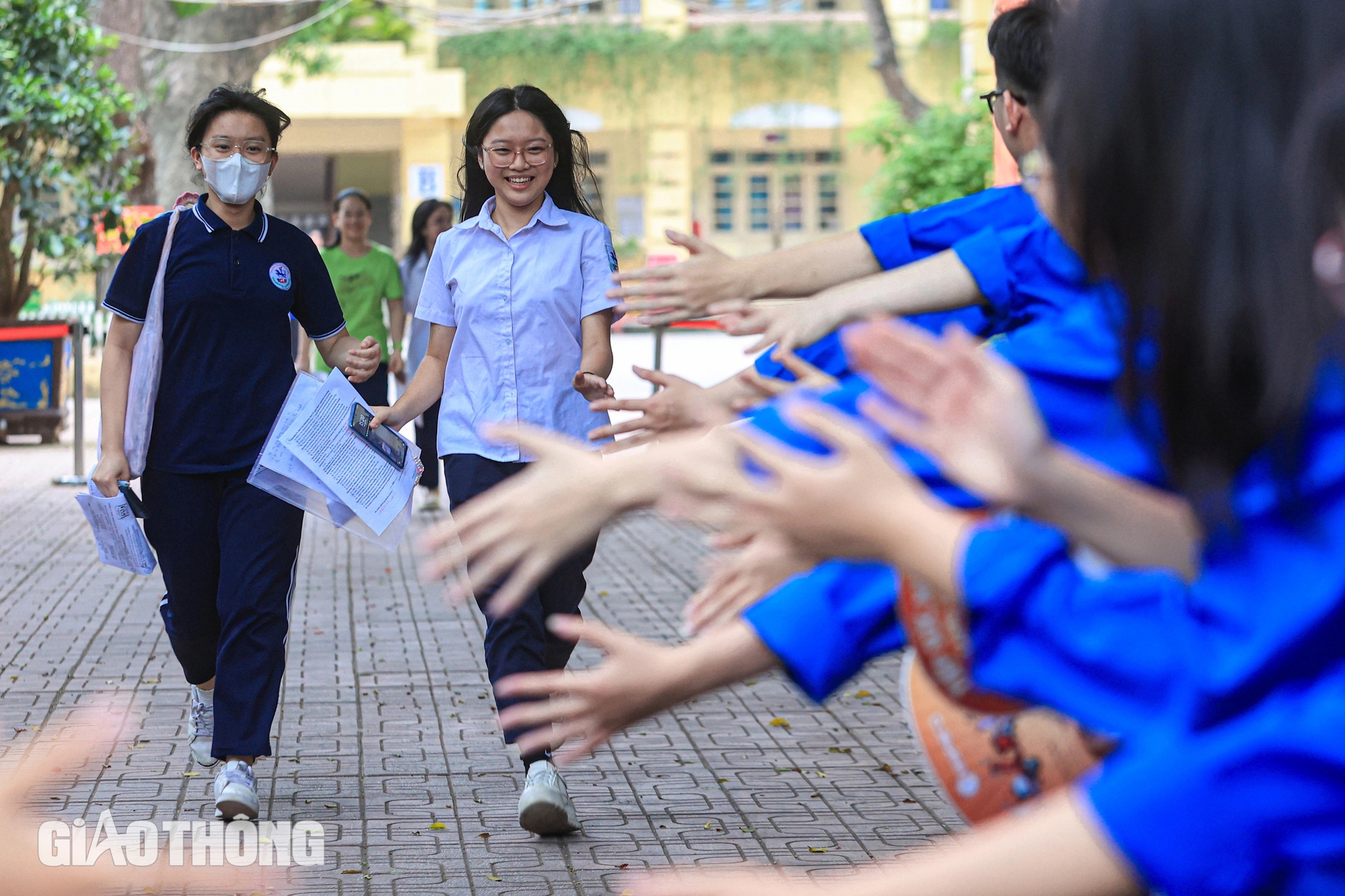 Ngày đầu "vượt vũ môn": Nhiều sĩ tử Hà Nội vỡ oà cảm xúc sau khi rời phòng thi- Ảnh 9.