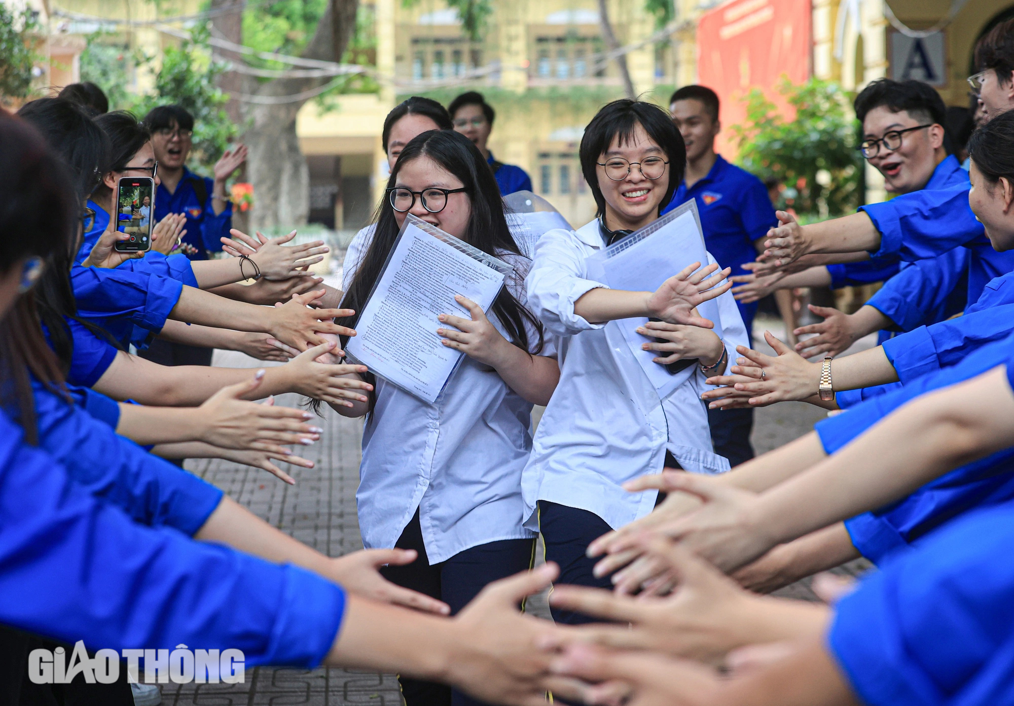 Ngày đầu "vượt vũ môn": Nhiều sĩ tử Hà Nội vỡ oà cảm xúc sau khi rời phòng thi- Ảnh 10.