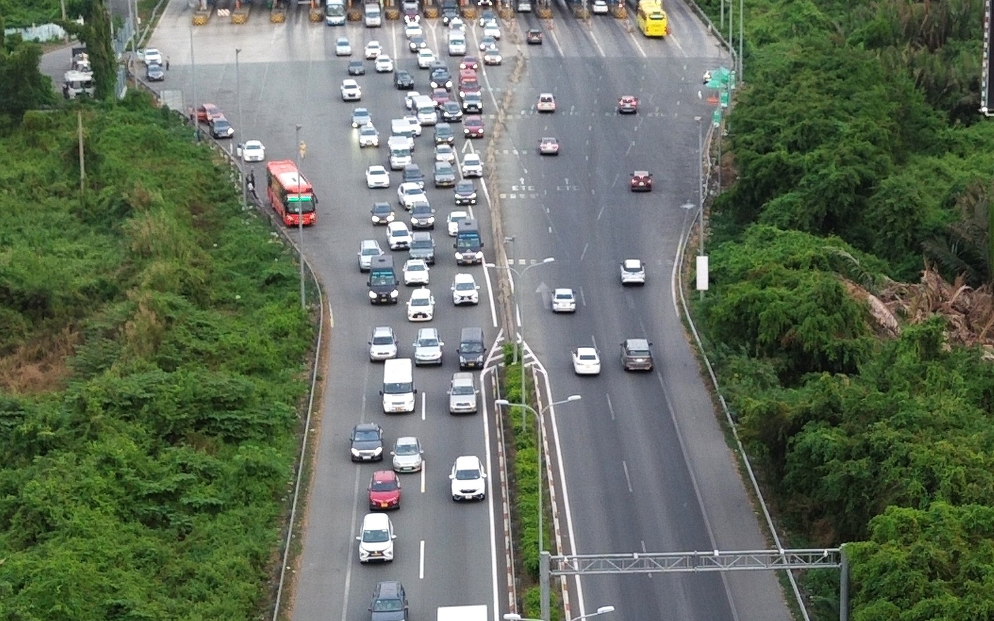 Cao tốc TP.HCM - Long Thành - Dầu Giây tắc kéo dài vì một xe đầu kéo