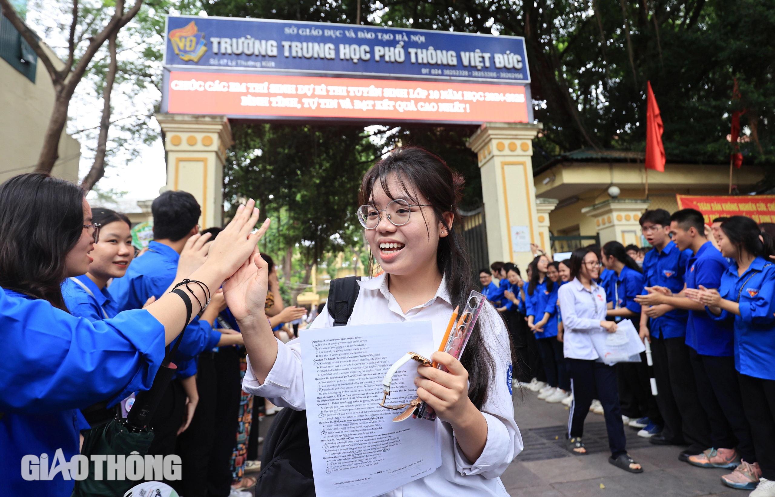 Ngày đầu "vượt vũ môn": Nhiều sĩ tử Hà Nội vỡ oà cảm xúc sau khi rời phòng thi- Ảnh 14.