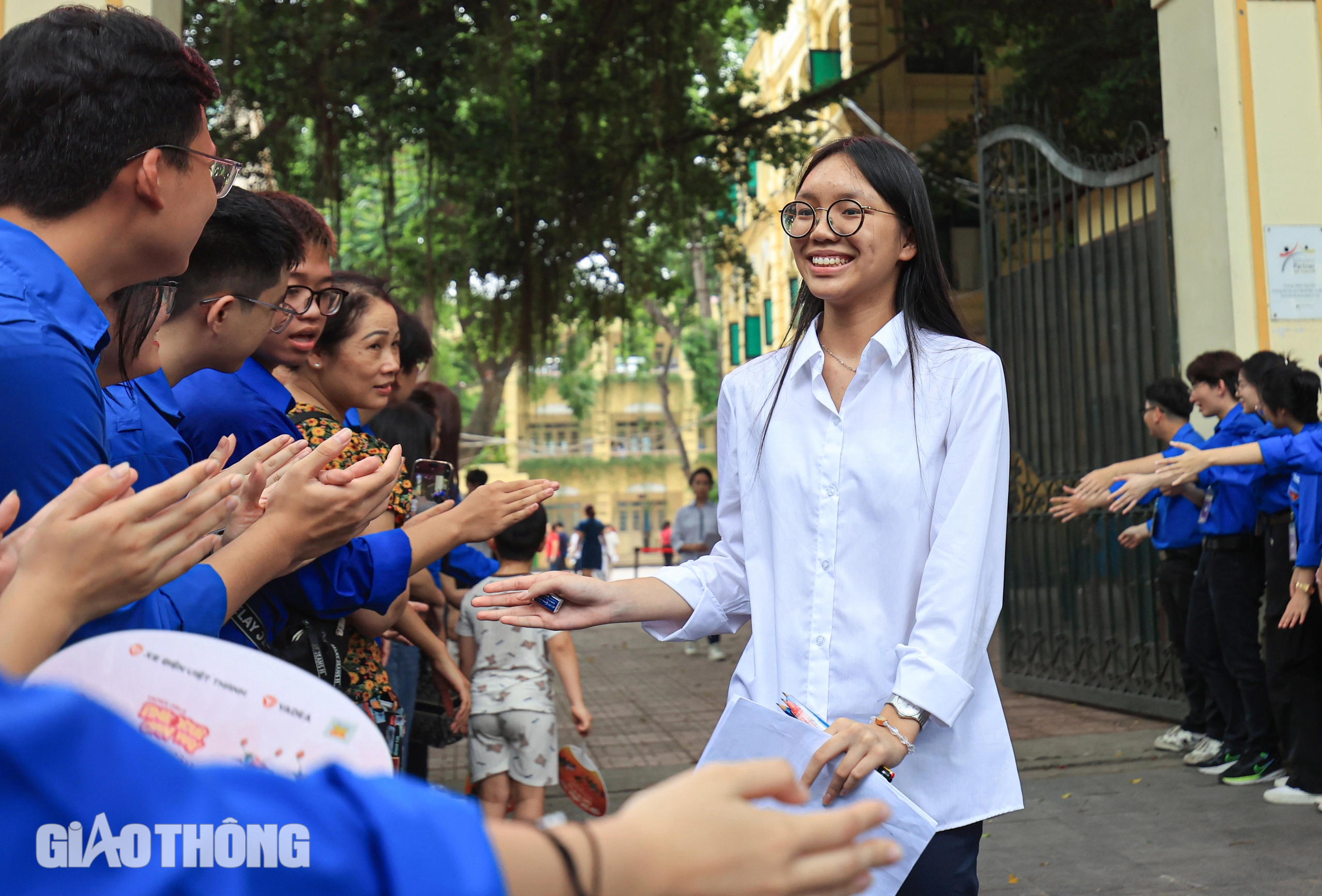 Ngày đầu "vượt vũ môn": Nhiều sĩ tử Hà Nội vỡ oà cảm xúc sau khi rời phòng thi- Ảnh 12.