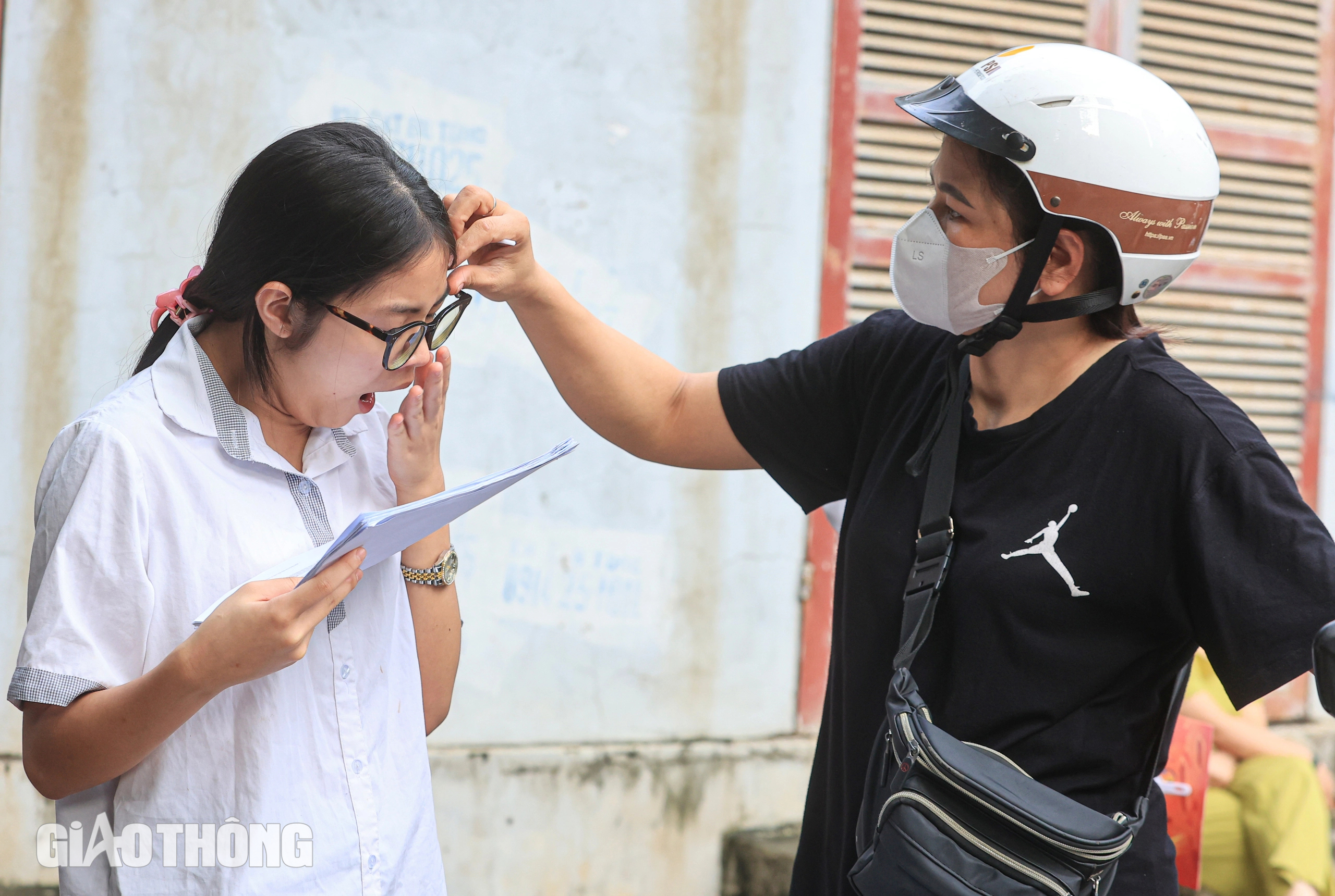 Quá căng thẳng, thí sinh bật khóc, những cái ôm "tiếp lửa" cho sĩ tử Hà Nội thi vào lớp 10- Ảnh 4.