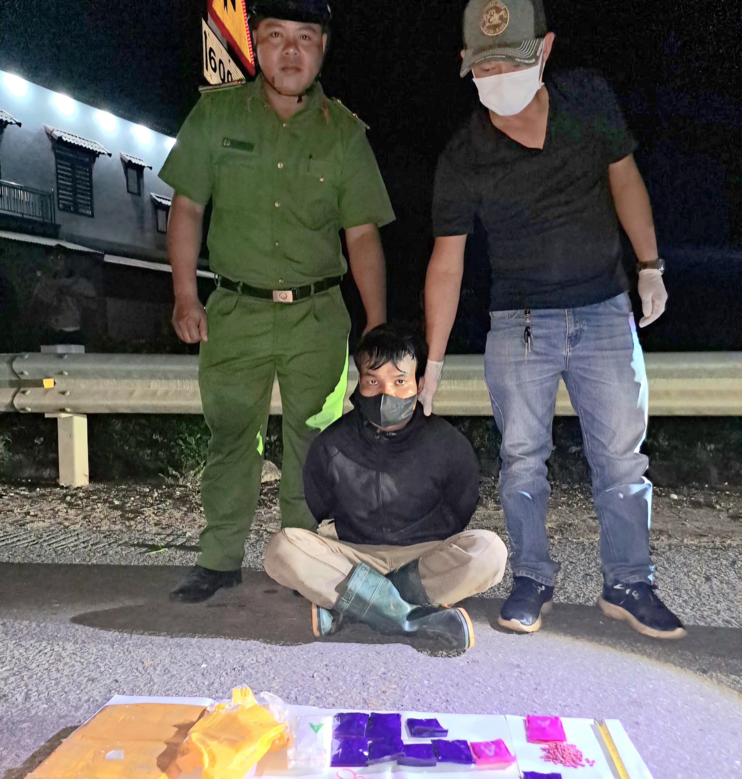 Quảng Trị: Bắt thanh niên 9x vận chuyển thuê 24.000 viên ma túy tổng hợp- Ảnh 1.