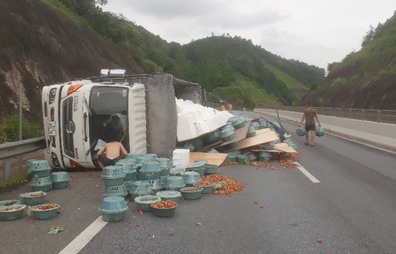 Lật xe tải, cả tấn dâu tây đổ xuống cao tốc Nội Bài - Lào Cai- Ảnh 1.