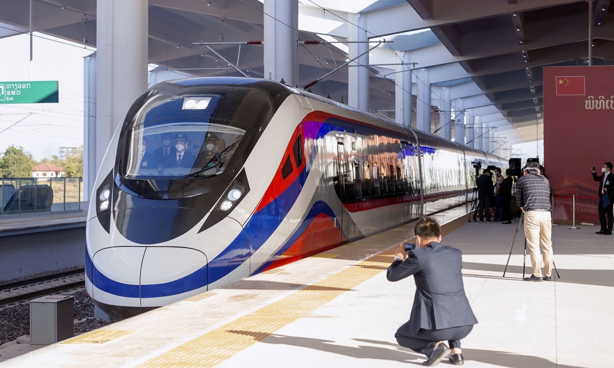 Tuyến đường sắt kết nối thủ đô của hai quốc gia Đông Nam Á kỳ vọng giúp thúc đẩy kinh tế, dự kiến thực hiện chuyến chạy thử đầu tiên vào cuối tháng này. (Ảnh: Global Times)