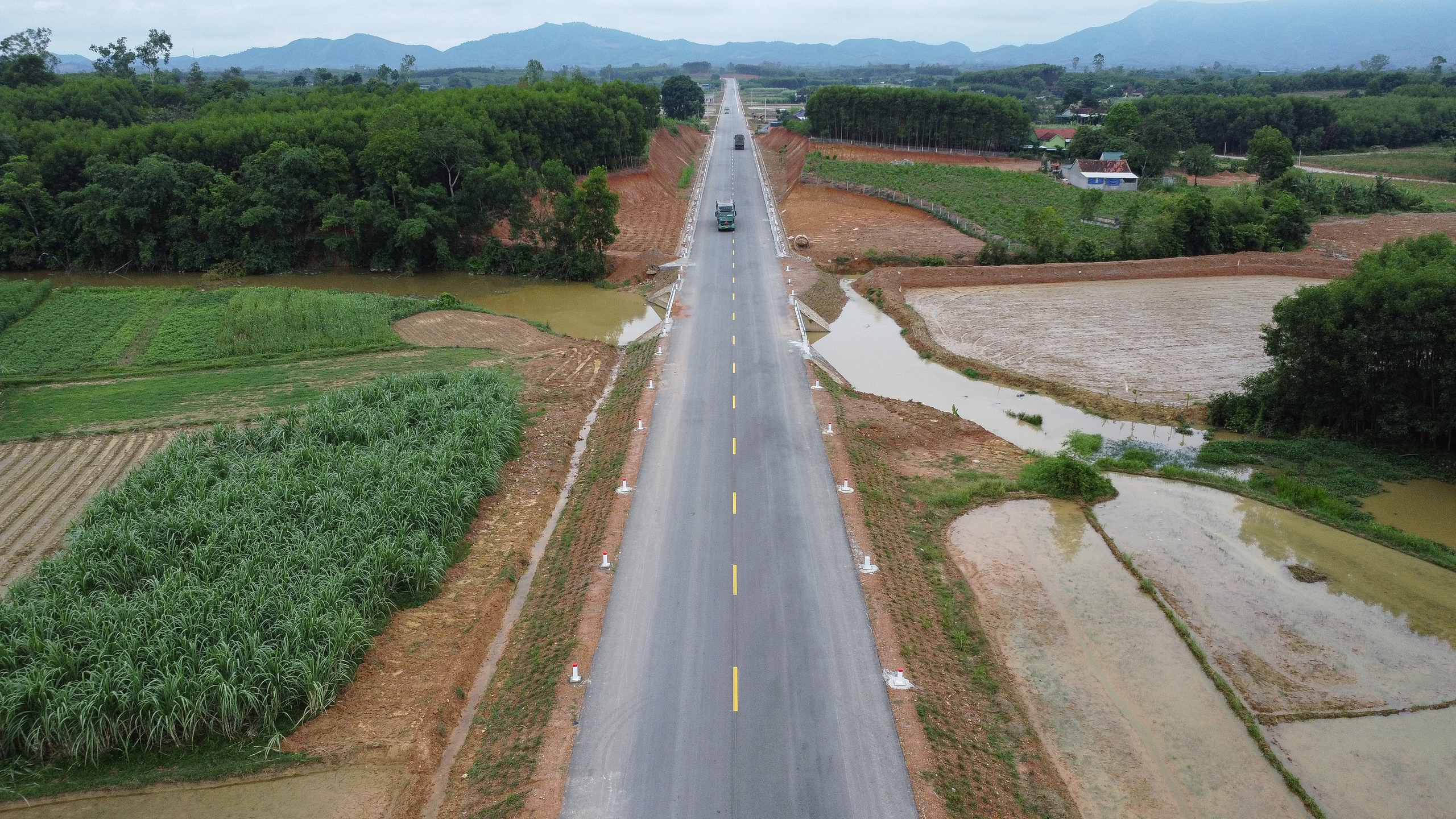 Toàn cảnh tuyến đường hơn 700 tỷ đồng, vượt tiến độ 17 tháng ở Nghệ An- Ảnh 1.