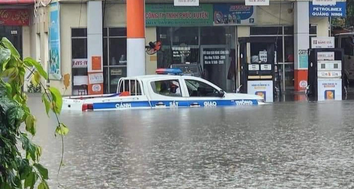 Mưa lớn kéo dài, nhiều tuyến đường ở Quảng Ninh ngập sâu- Ảnh 2.