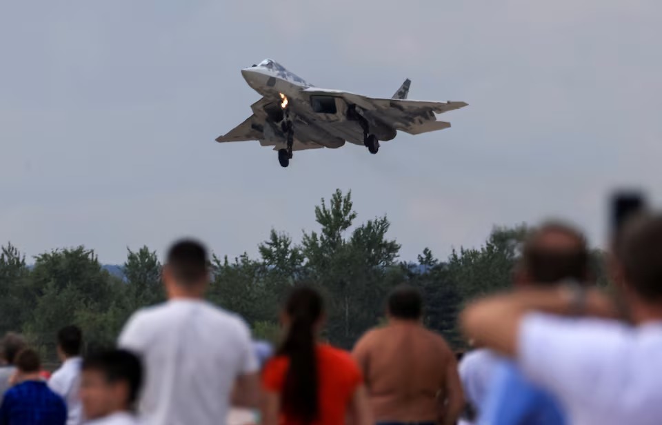 Tiêm kích Sukhoi Su-57 là loại máy bay chiến đấu hiện đại thế hệ thứ 5, có năng lực tàng hình, tốc độ siêu thanh, có khả năng hủy diệt mọi mục tiêu trên không, trên bộ và trên biển. (Ảnh: Reuters)