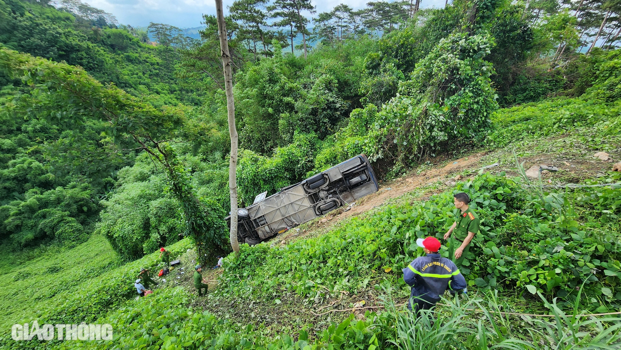 Hiện trường xe khách chở gần 50 người lao xuống vực ở Đắk Nông- Ảnh 3.