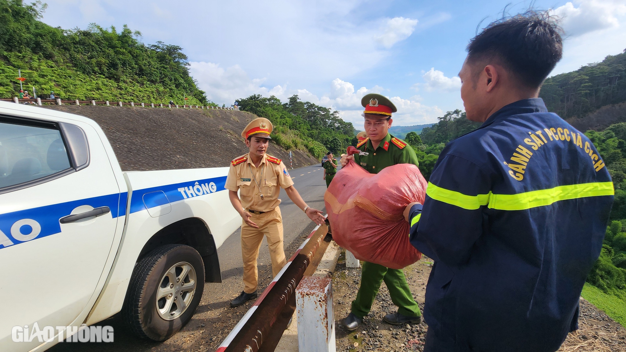 Hiện trường xe khách chở gần 50 người lao xuống vực ở Đắk Nông- Ảnh 6.