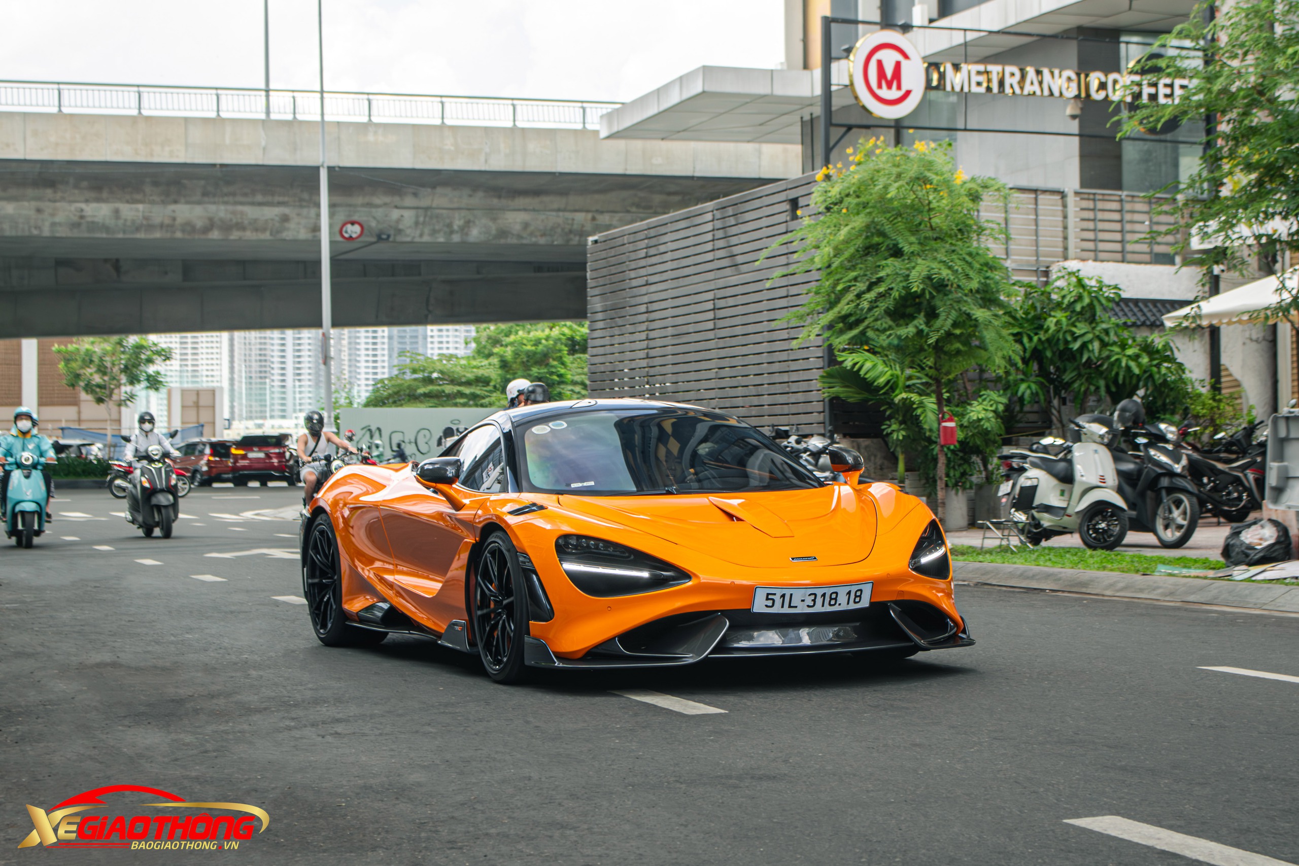 Siêu xe hàng hiếm McLaren 765LT xuất hiện trên đường phố Việt- Ảnh 1.