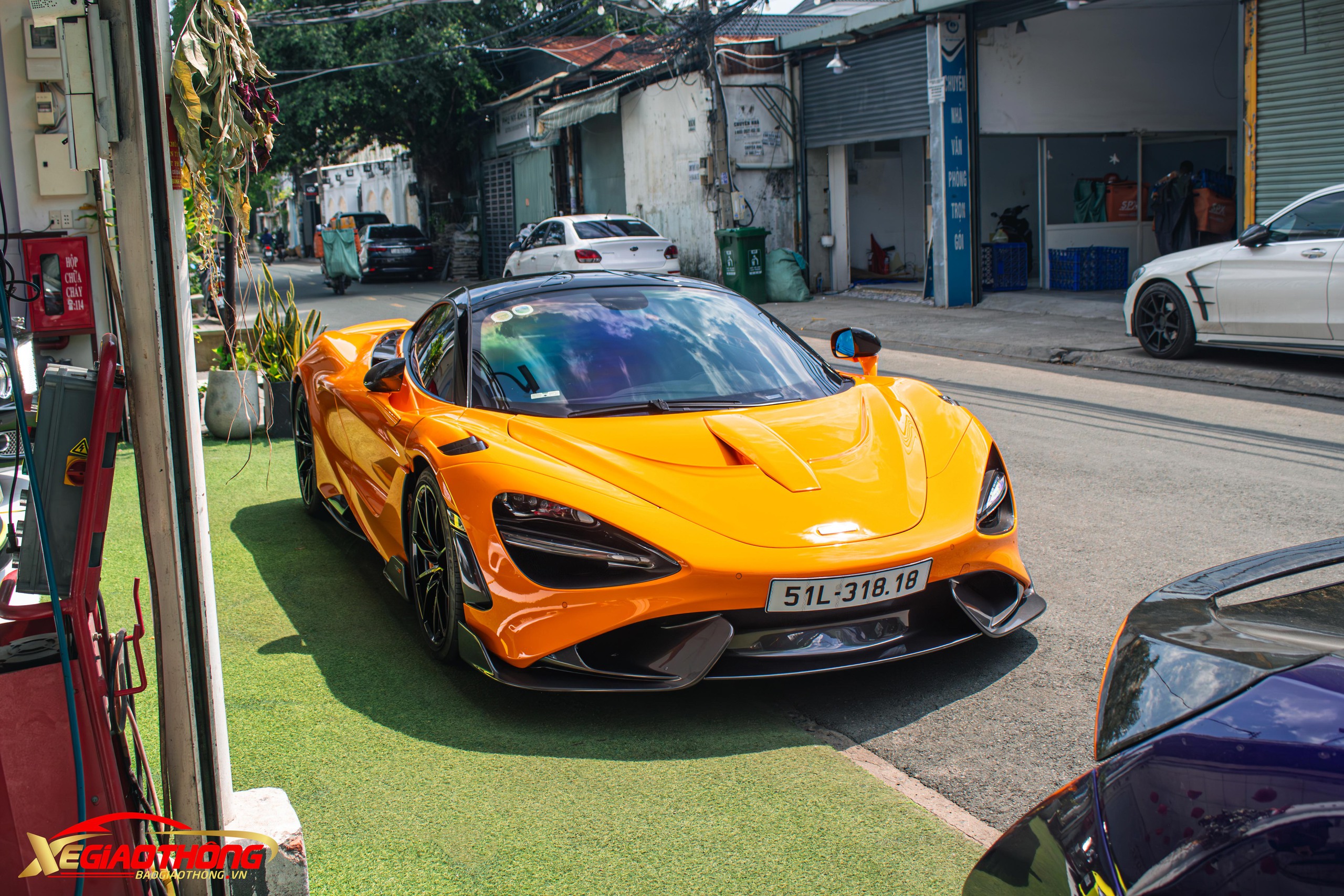 Siêu xe hàng hiếm McLaren 765LT xuất hiện trên đường phố Việt