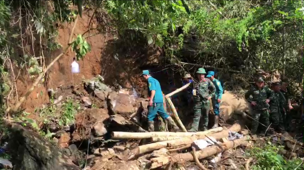 Hiện trường vụ sập hầm đào vàng ở Bắc Kạn: Nhiều tảng đá to bít kín cửa hầm- Ảnh 1.