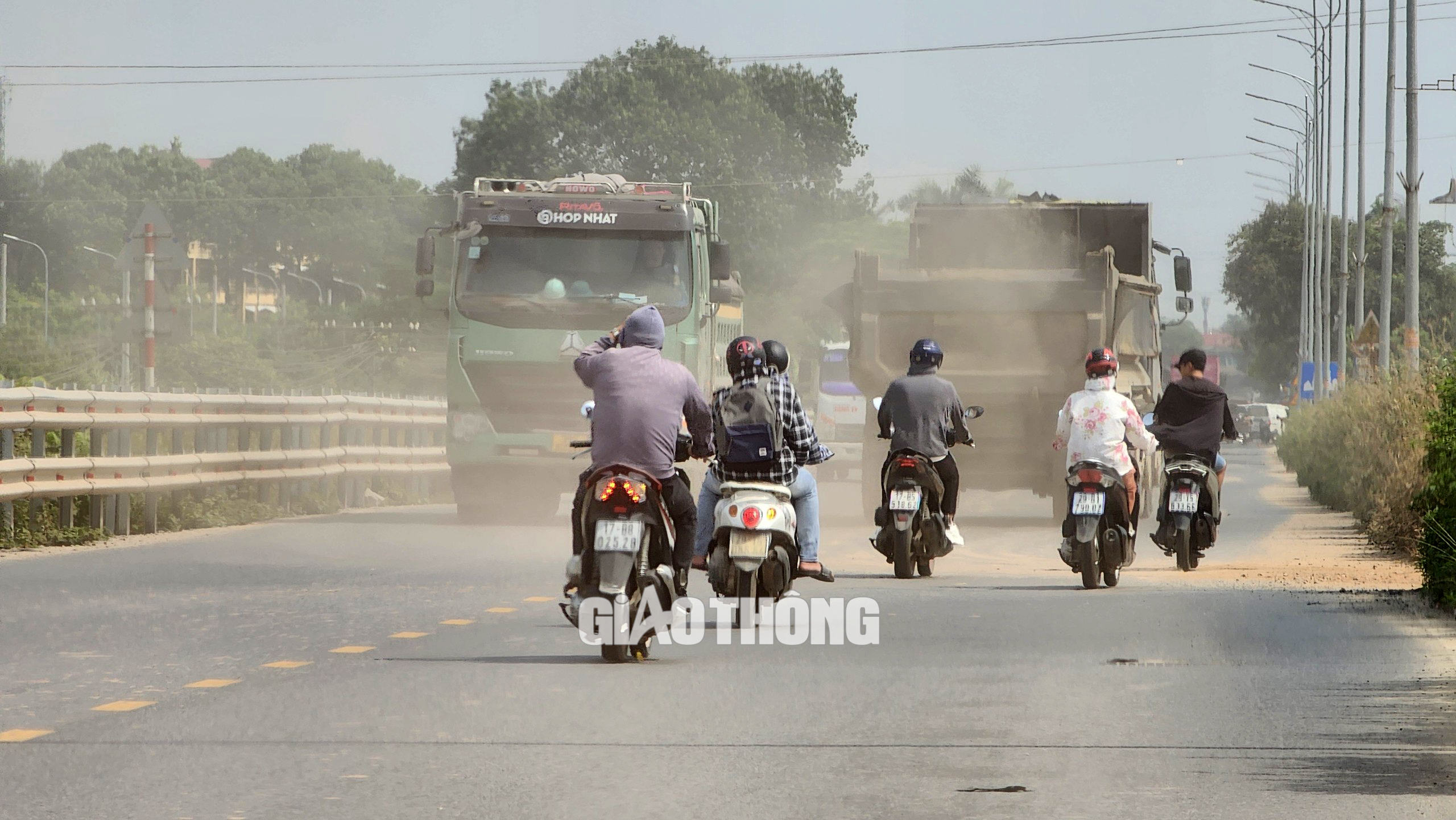 Bất an đường đấu nối trái phép với quốc lộ 1A, xe tải lớn nườm nượp vào ra- Ảnh 1.