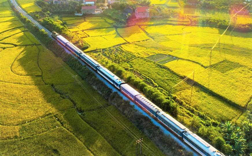 Chạy thêm nhiều tàu tuyến Bắc - Nam dịp hè, giảm giá vé hấp dẫn- Ảnh 1. Chạy thêm nhiều tàu tuyến Bắc - Nam dịp hè, giảm giá vé hấp dẫn- Ảnh 1.