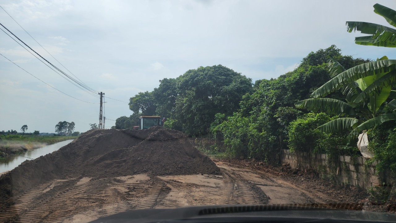 Thái Bình: Dự án thi công ẩu, để xe tải lớn chạy nườm nượp trên đường nhỏ- Ảnh 1.