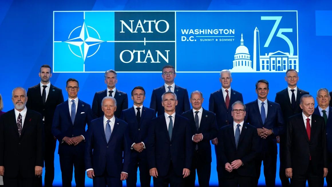 Các lãnh đạo NATO ra tuyên bố chung, đưa ra nhiều hứa hẹn quan trọng với Ukraine- Ảnh 1.