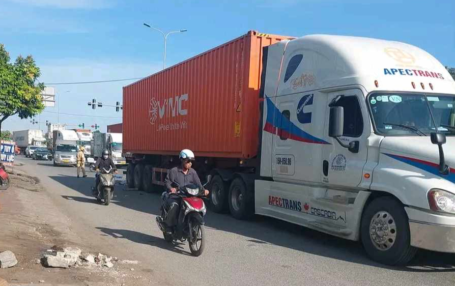 Hải Phòng: Va chạm với xe container, hai thiếu niên tử vong tại chỗ- Ảnh 1.