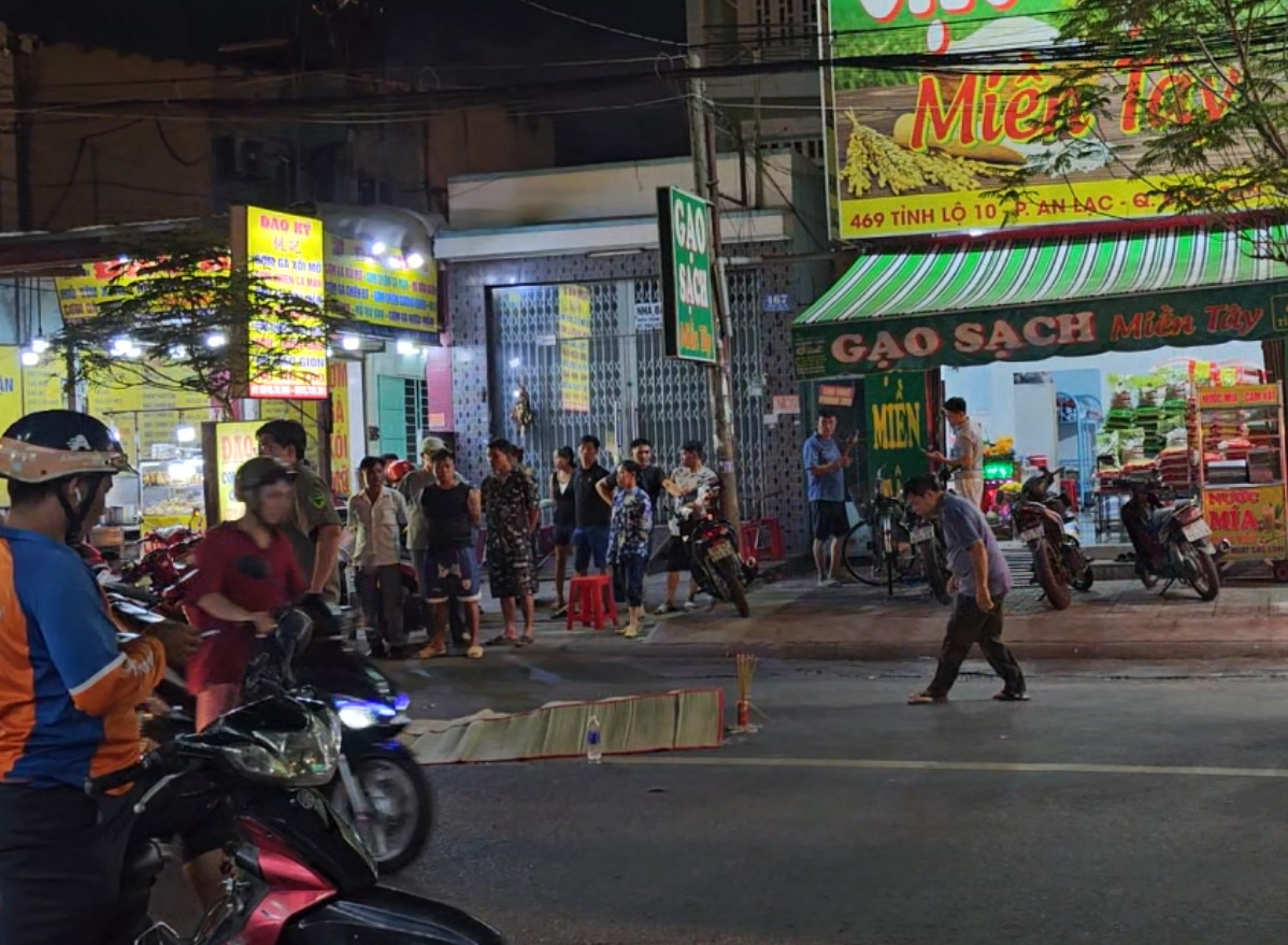 Người đàn ông đang ngồi xe máy ngã xuống đường tử vong với vết thương ở cổ- Ảnh 1.