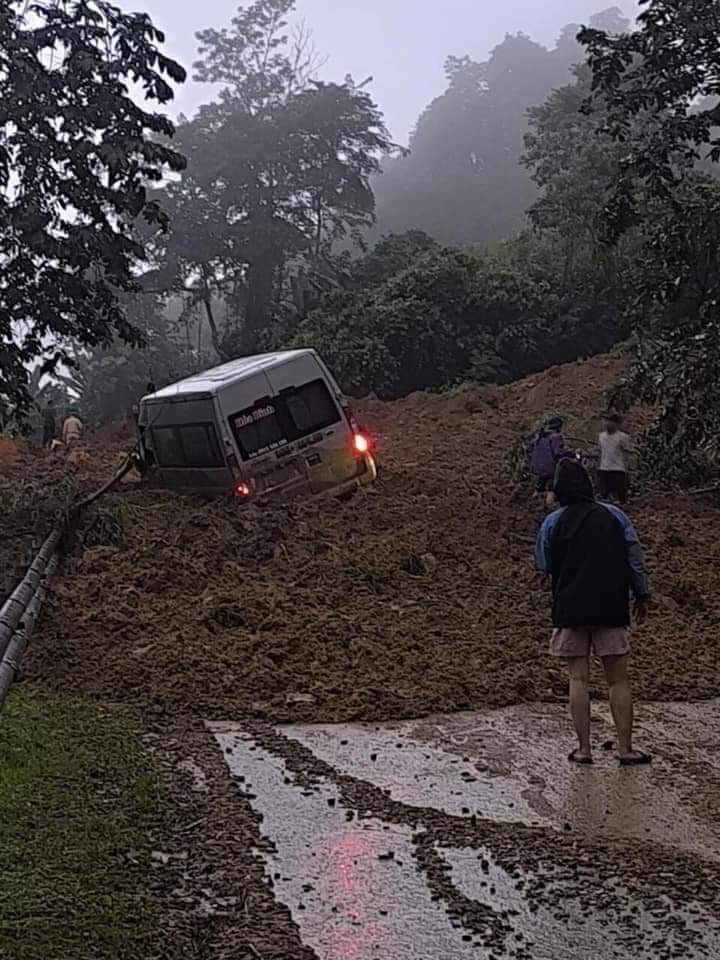 Hà Giang: Đất lở vùi xe khách 8 người chết, 3 người đến cứu cũng tử vong- Ảnh 1.