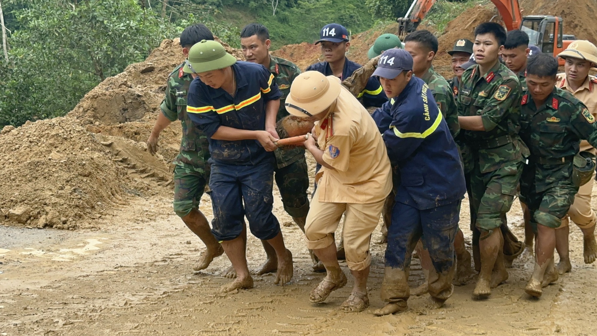 Dùng tay cào đất tìm nạn nhân vụ sạt lở vùi xe khách ở Hà Giang- Ảnh 2.