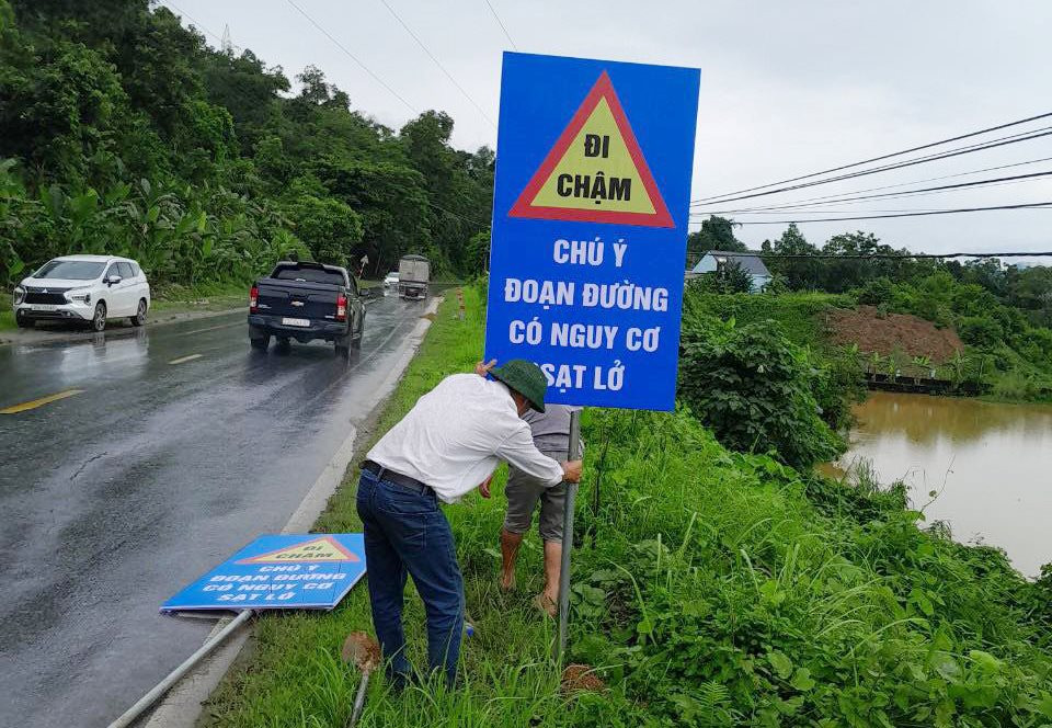 Hà Giang: Xuất hiện vết nứt lớn trên quốc lộ 2- Ảnh 2.