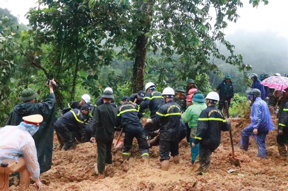 Hiện trường vụ lở đất vùi xe khách ở Hà Giang, tìm thấy 11 thi thể nạn nhân- Ảnh 3.