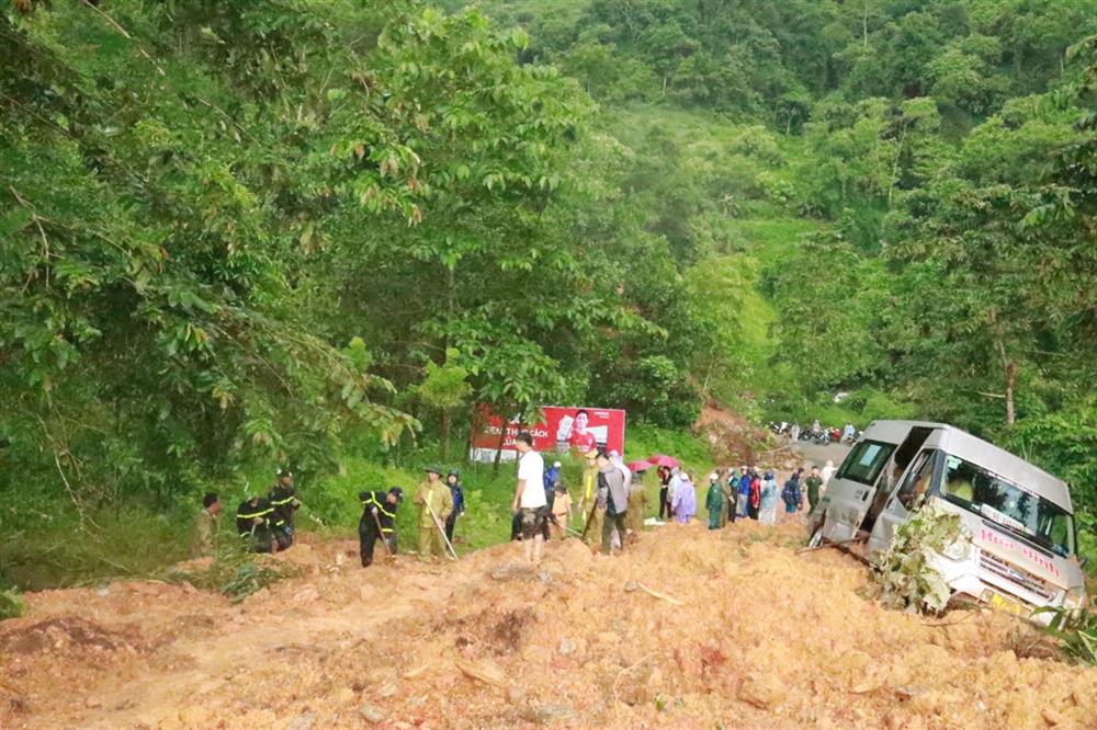 Hiện trường vụ lở đất vùi xe khách ở Hà Giang, tìm thấy 11 thi thể nạn nhân- Ảnh 4.