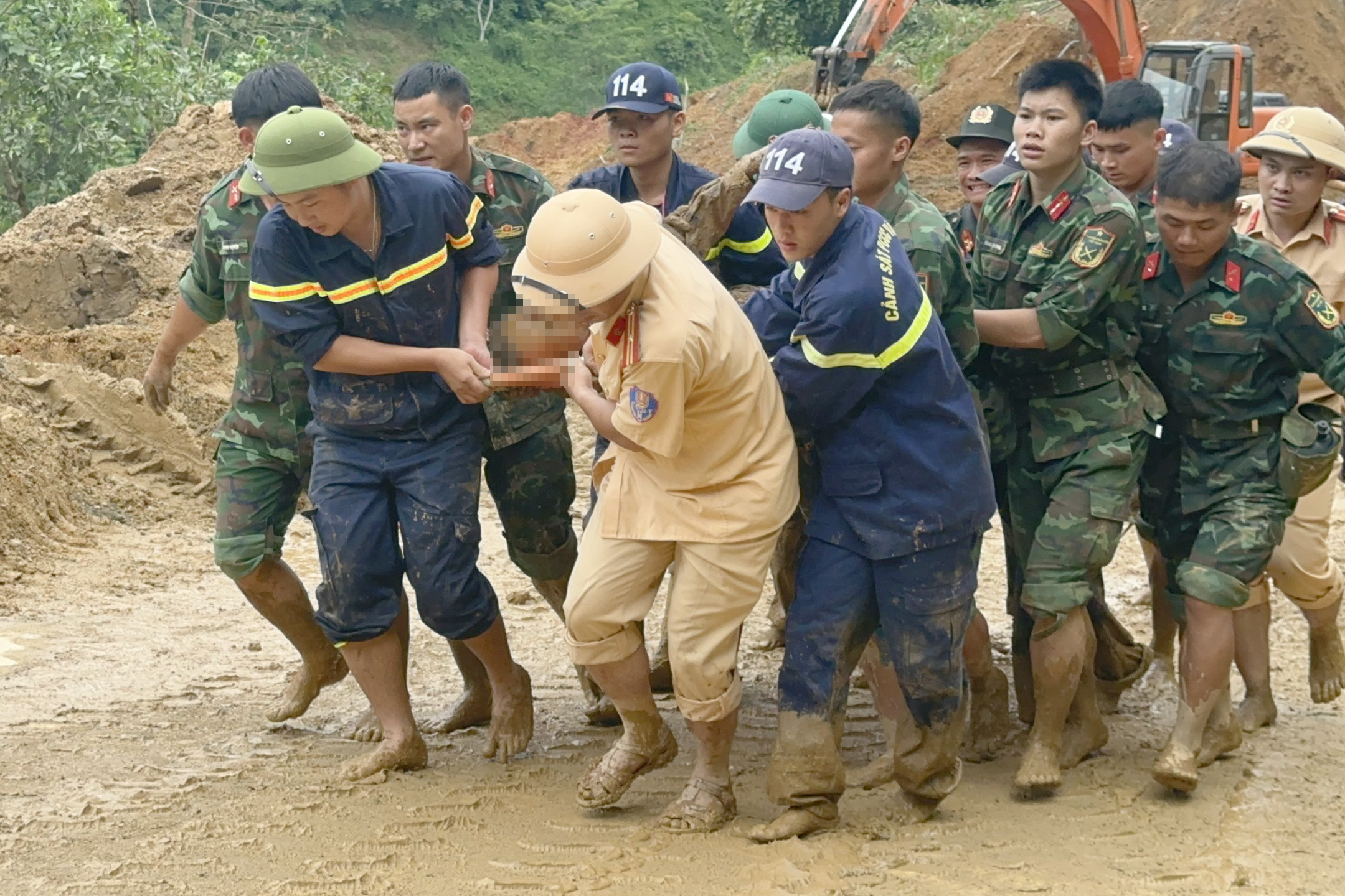 Hiện trường vụ lở đất vùi xe khách ở Hà Giang, tìm thấy 11 thi thể nạn nhân- Ảnh 5.