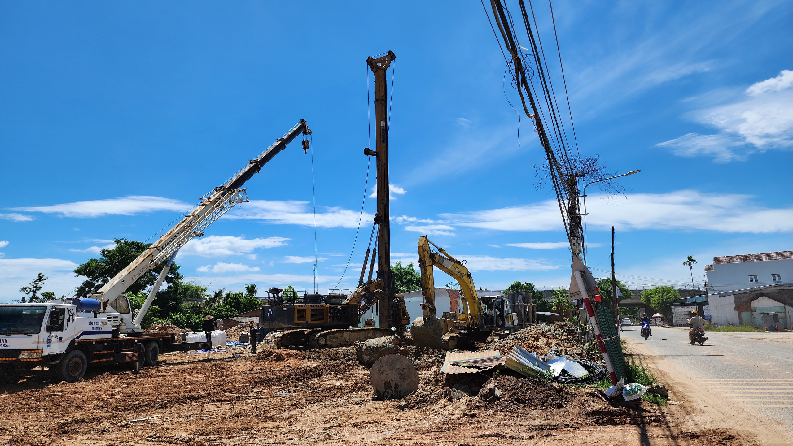 Thông mặt bằng, công trường cao tốc qua Quảng Ngãi rầm rập tiếng máy- Ảnh 1.