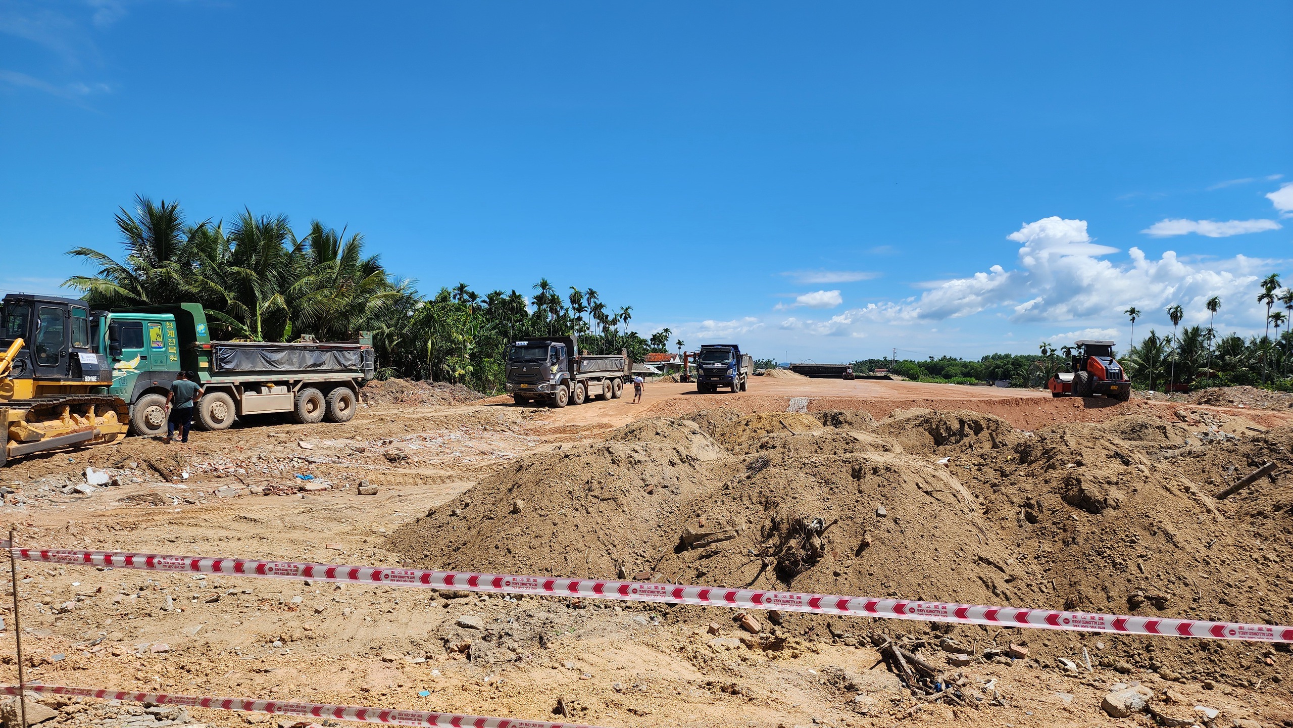 Thông mặt bằng, công trường cao tốc qua Quảng Ngãi rầm rập tiếng máy- Ảnh 12.