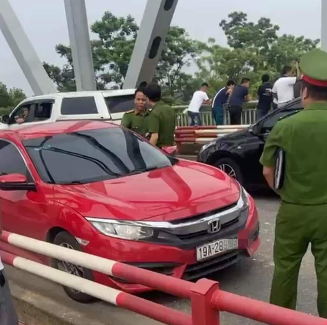 Tìm thấy thi thể nam thanh niên bỏ lại ô tô, nhảy xuống sông Hồng- Ảnh 1.