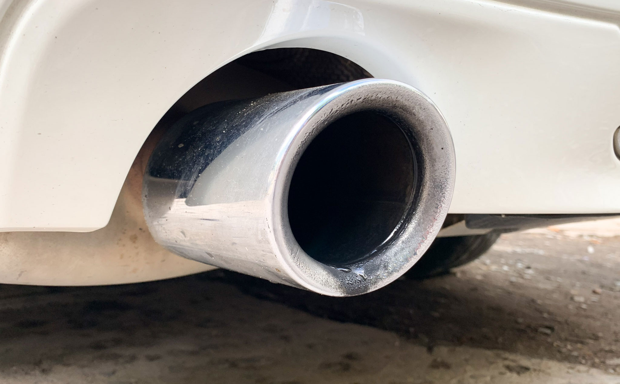 Dầu động cơ ô tô chảy ra từ ống xả báo hiệu điều gì?