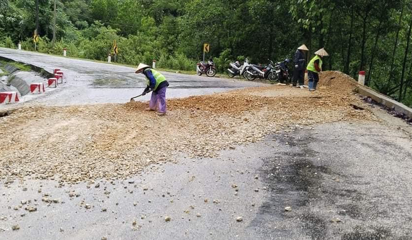 Sụt lún nghiêm trọng trên QL16 đoạn qua dốc Chuối, cấm xe tải trọng lớn- Ảnh 3.