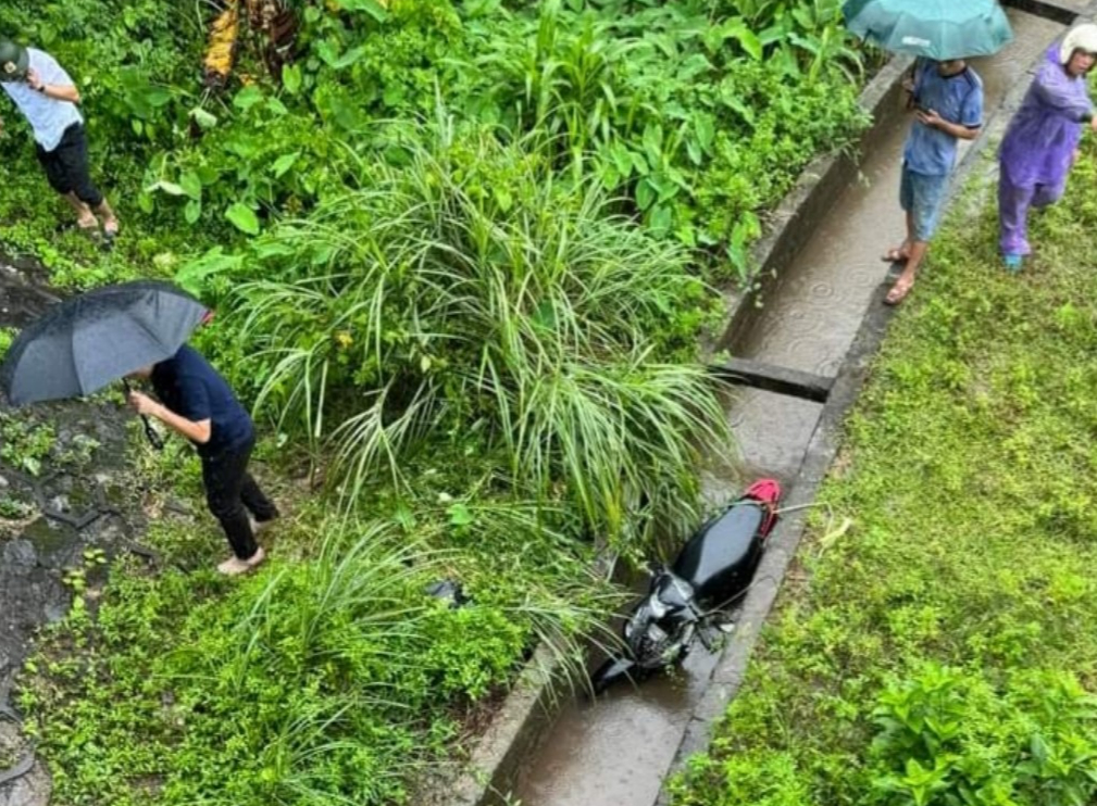 Nam thanh niên tử vong cạnh xe máy nằm dưới rãnh thoát nước quốc lộ 18- Ảnh 1.