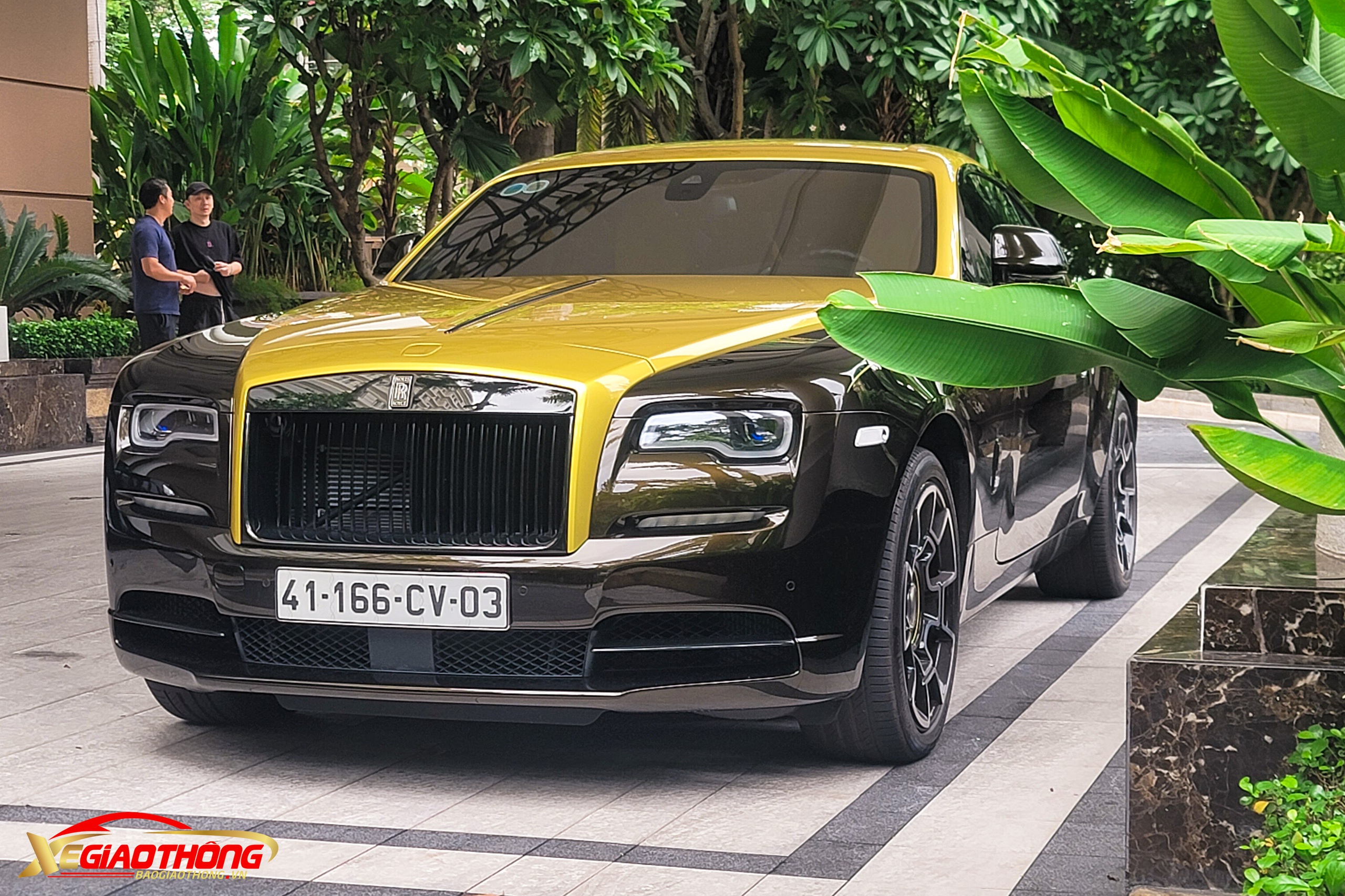 Cận cảnh Rolls-Royce Wraith Black Badge độc nhất Việt Nam- Ảnh 1.