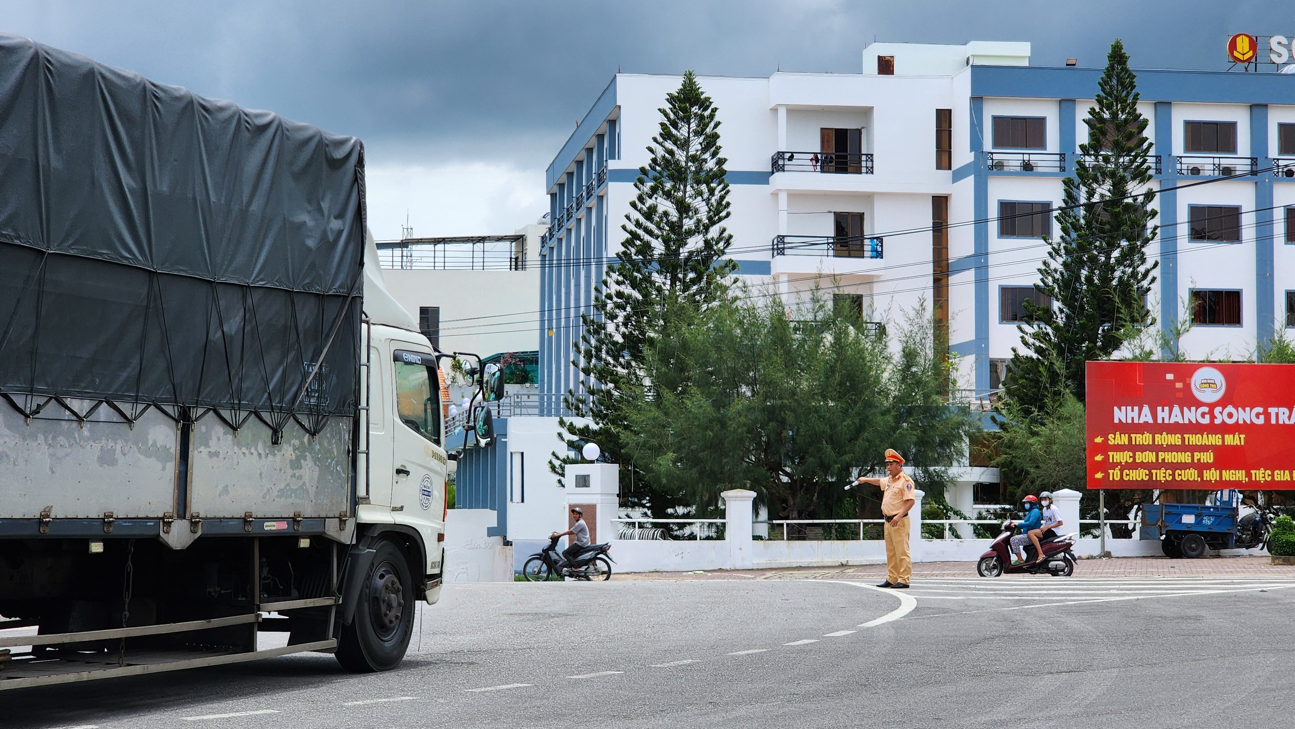 Chính thức đóng cầu Trà Khúc 2, CSGT căng mình điều tiết phương tiện- Ảnh 11.