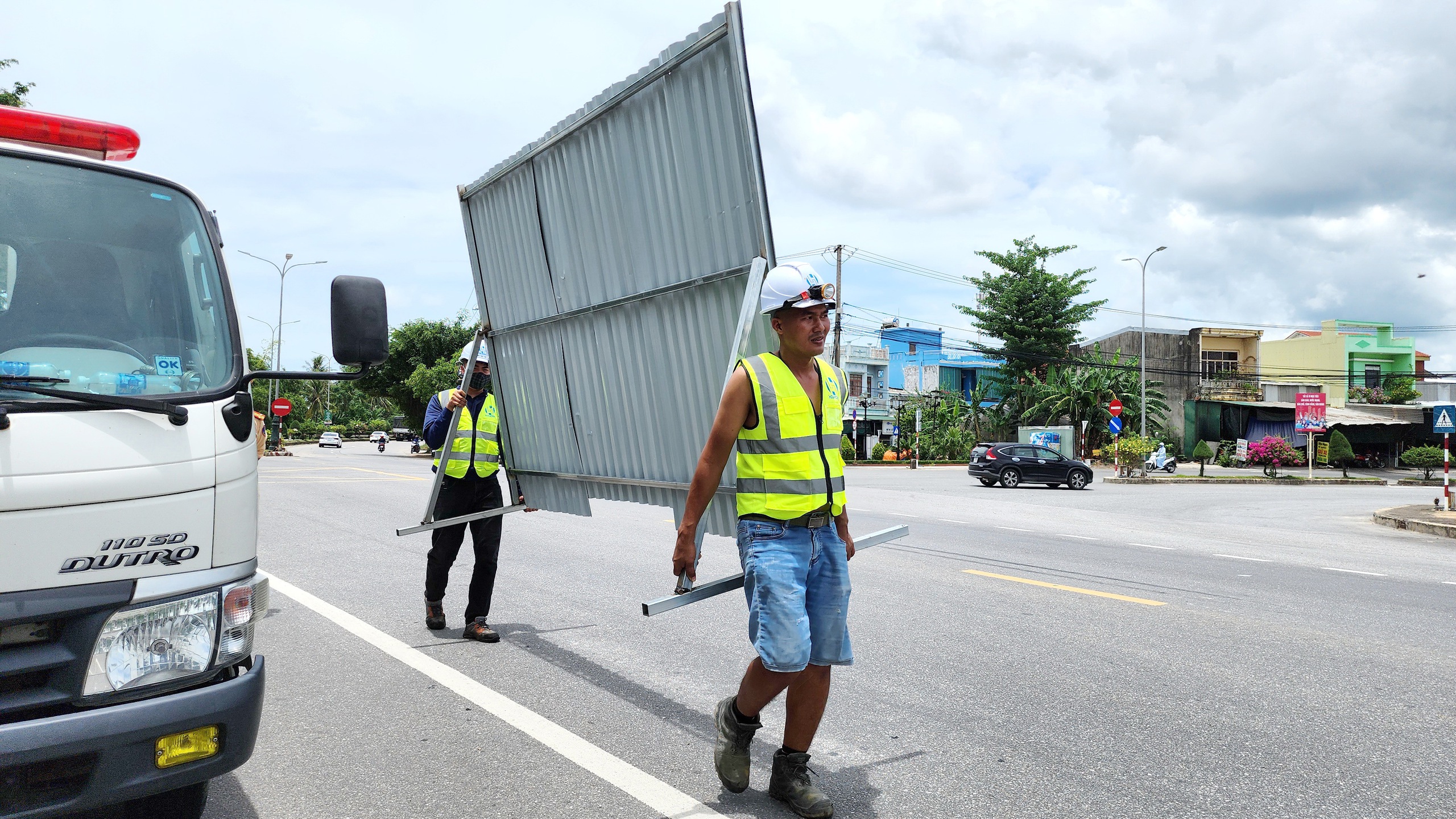 Chính thức đóng cầu Trà Khúc 2, CSGT căng mình điều tiết phương tiện- Ảnh 2.