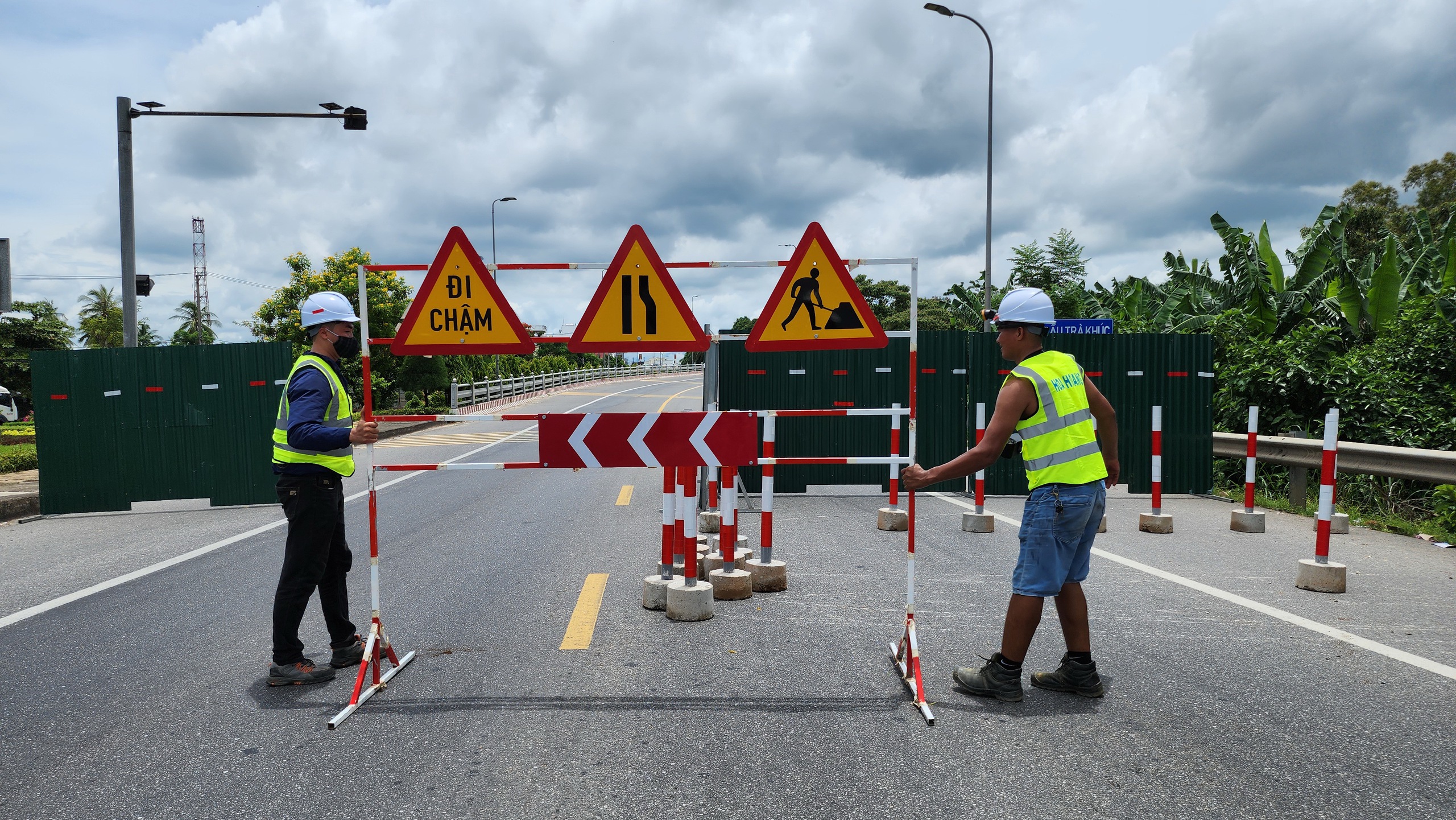 Chính thức đóng cầu Trà Khúc 2, CSGT căng mình điều tiết phương tiện- Ảnh 3.