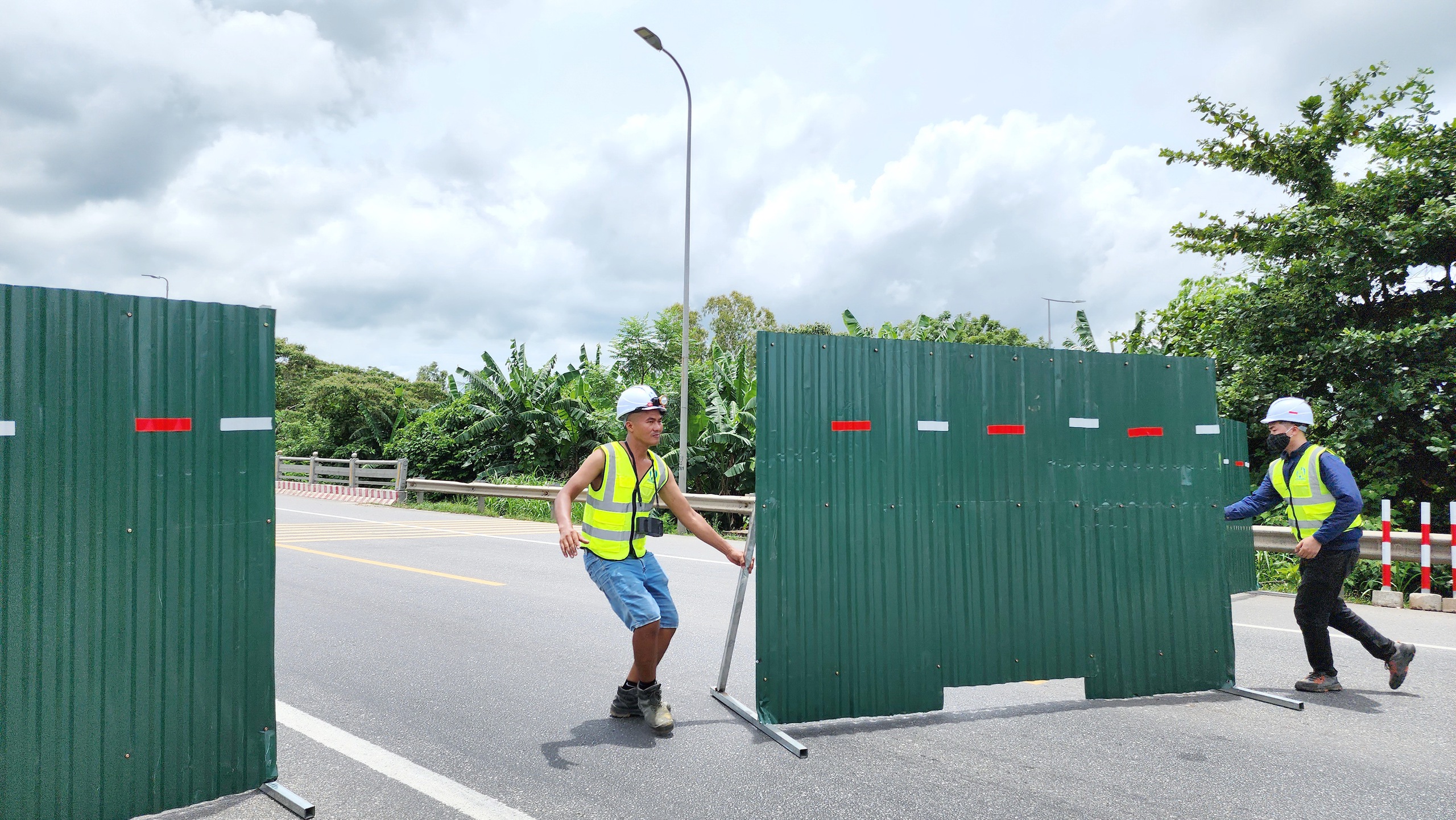 Chính thức đóng cầu Trà Khúc 2, CSGT căng mình điều tiết phương tiện- Ảnh 5.