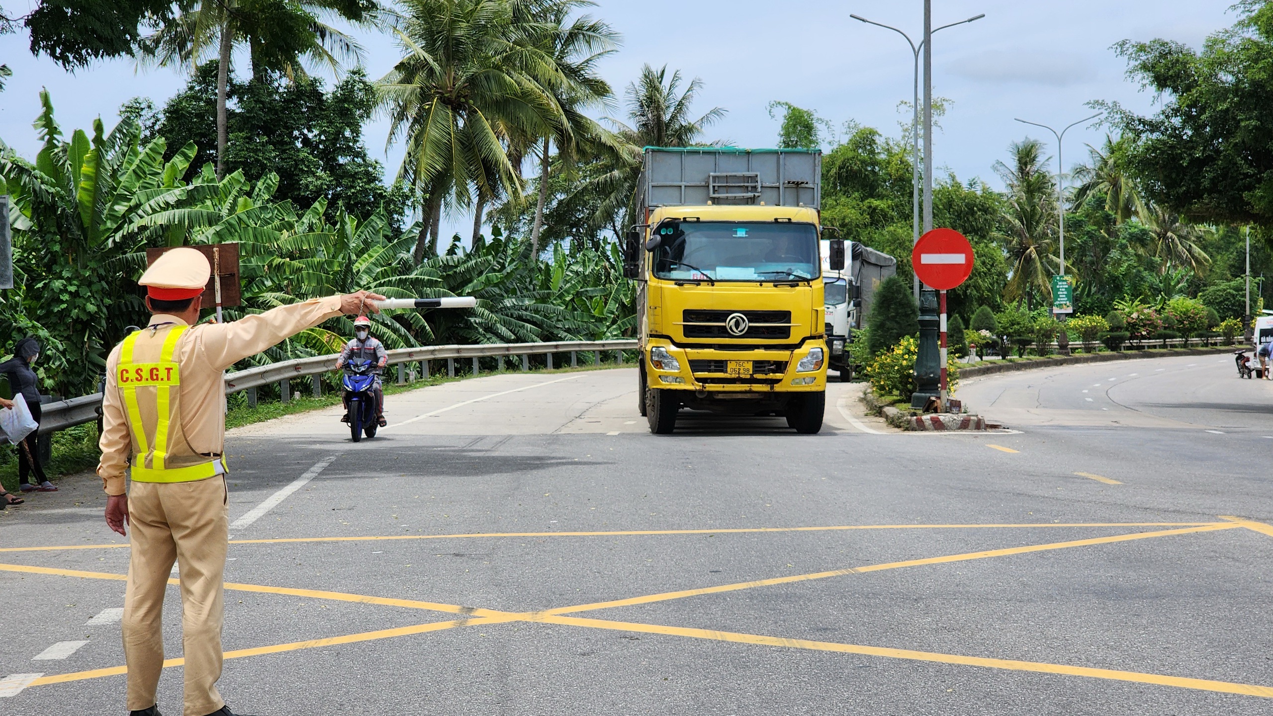 Chính thức đóng cầu Trà Khúc 2, CSGT căng mình điều tiết phương tiện- Ảnh 9.