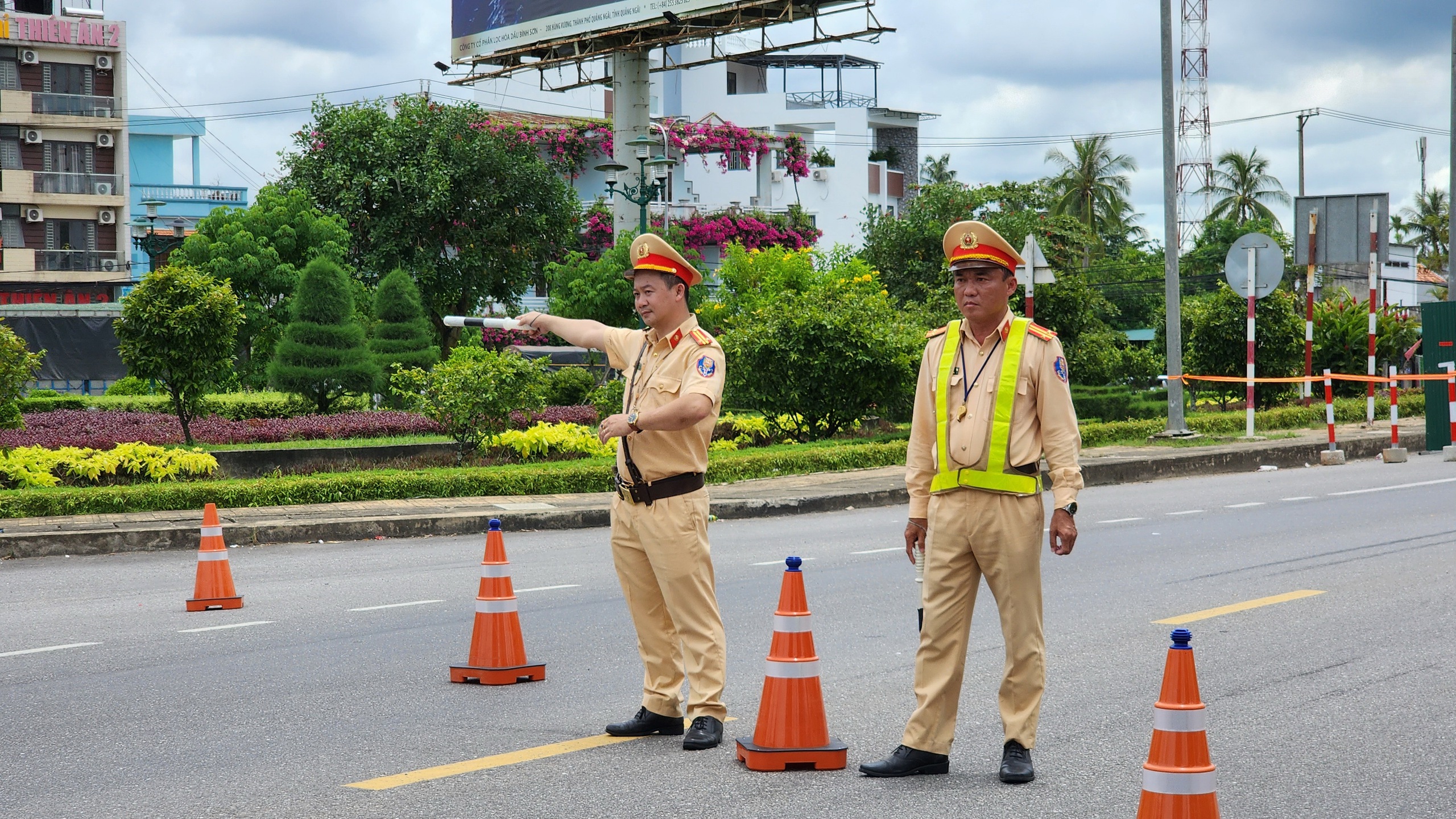 Chính thức đóng cầu Trà Khúc 2, CSGT căng mình điều tiết phương tiện- Ảnh 10.